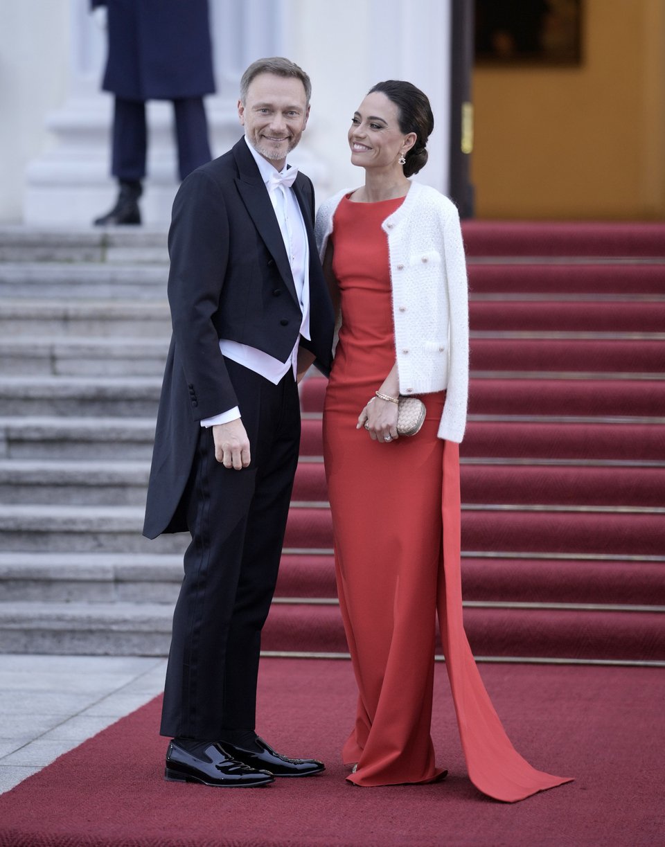 Ο Γερμανός υπουργός Οικονομικών Christian Lindner και η σύζυγός του Franca Lehfeldt ποζάρουν έξω από το παλάτι