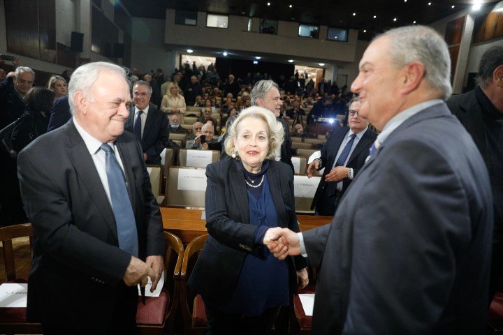 Ο Κώστας Καραμανλής με τη Βασιλική Θάνου και τον Γιάννη Δραγασάκη / Φωτογραφία: ΓΙΩΡΓΟΣ ΚΟΝΤΑΡΙΝΗΣ/EUROKINISSI