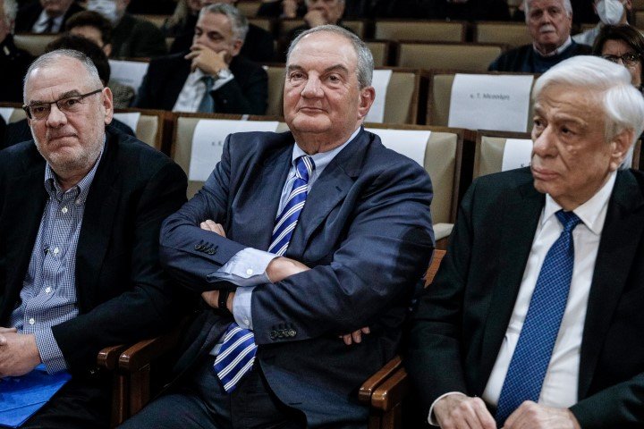 Ο συγγραφέας Γιώργος Χαρβαλιάς, ο Κώστας Καραμανλής και ο Προκόπης Παυλόπουλος / Φωτογραφία: ΓΙΩΡΓΟΣ ΚΟΝΤΑΡΙΝΗΣ/EUROKINISSI