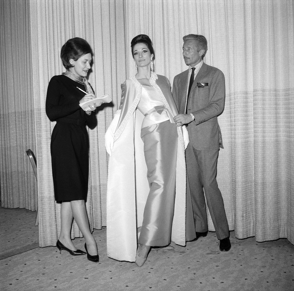 O Oleg Cassini και το μοντέλο Barbara Freking στην έκθεση Cassini στο Hotel Pierre της Νέας Υόρκης, 9 Ιανουαρίου 1962./Φωτογραφία: ΑΡ