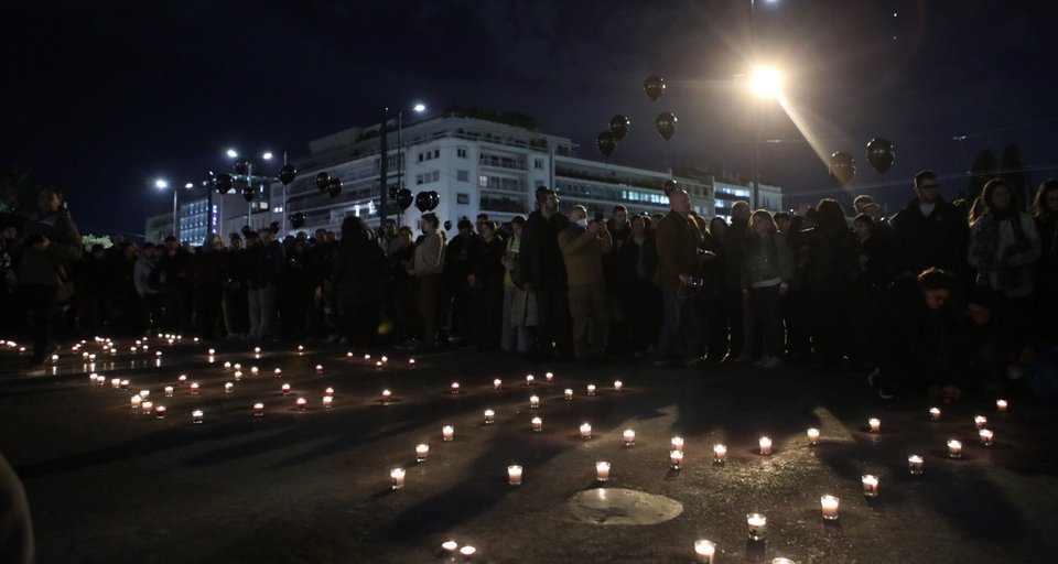 Πλήθος κόσμου στο Σύνταγμα άναψε κεριά στη μνήμη των θυμάτων στα Τέμπη / Intime