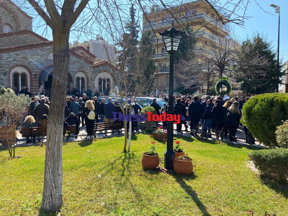 Κηδεία του 54χρονου αστυνομικού και του 15χρονου γιου του στη Θεσσαλονίκη / thesstoday.gr