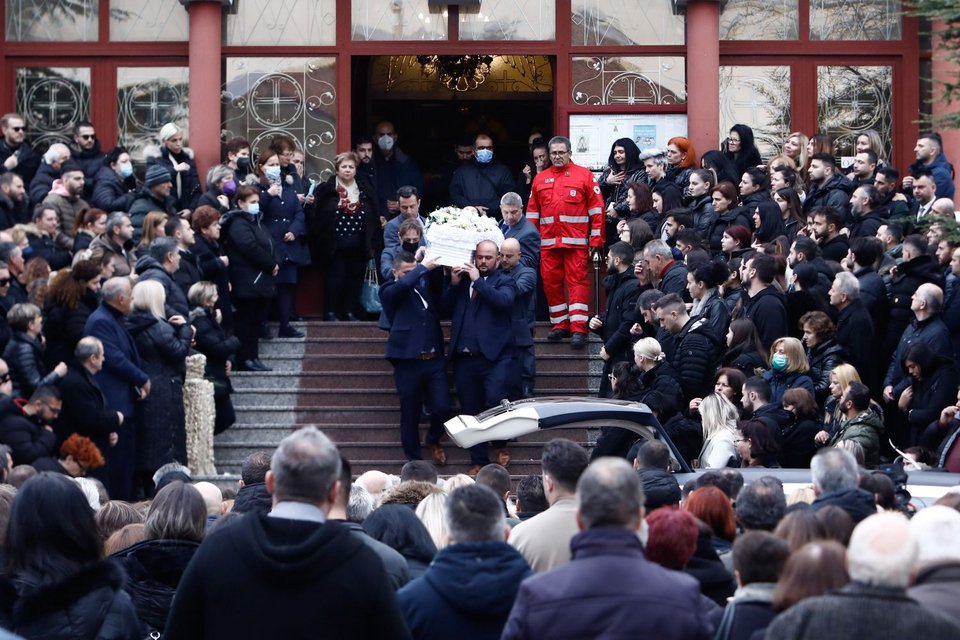 Σπαραγμός στην πρώτη κηδεία θύματος των Τεμπών -Σε λευκό φέρετρο η 34χρονη  Αθηνά, λύγισαν οι συγγενείς της - iefimerida.gr