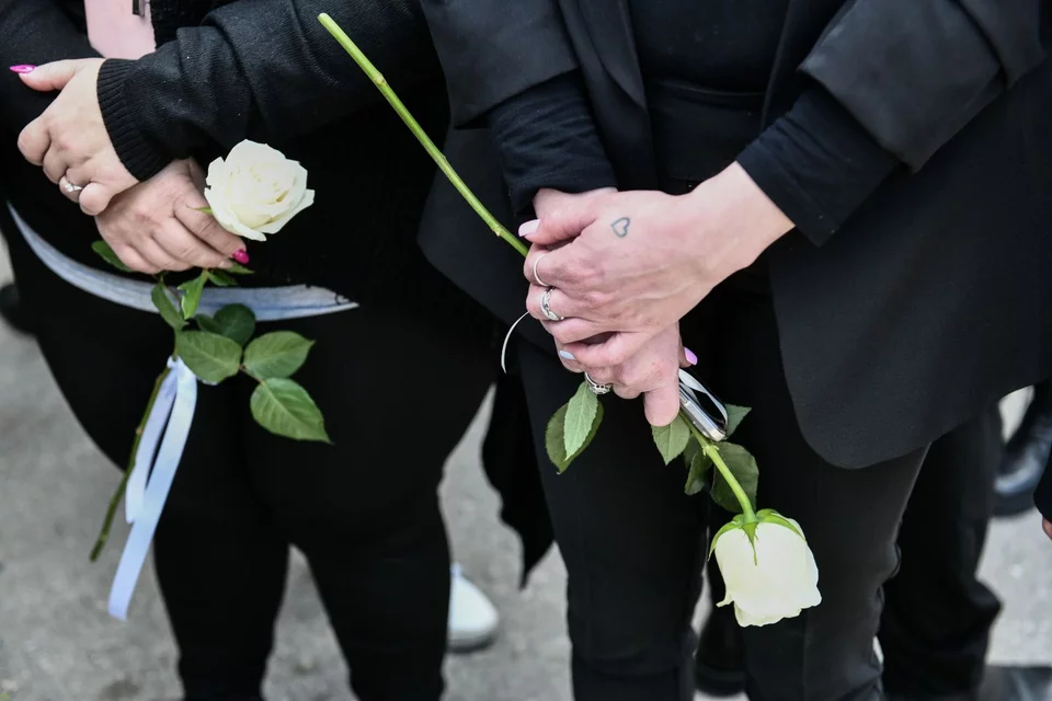 με λευκά τριαντάφυλλα το τελευταίο αντίο στον 35χρονο μηχανοδηγό της εμπορικής αμαξοστοιχίας, Σπύρο Βούλγαρη 