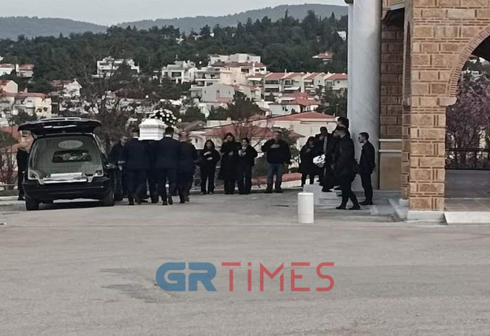 Ράγισαν καρδιές στην κηδεία της Φραντζέσκας Μπέζα, η οποία έχασε τη ζωή της στα Τέμπη