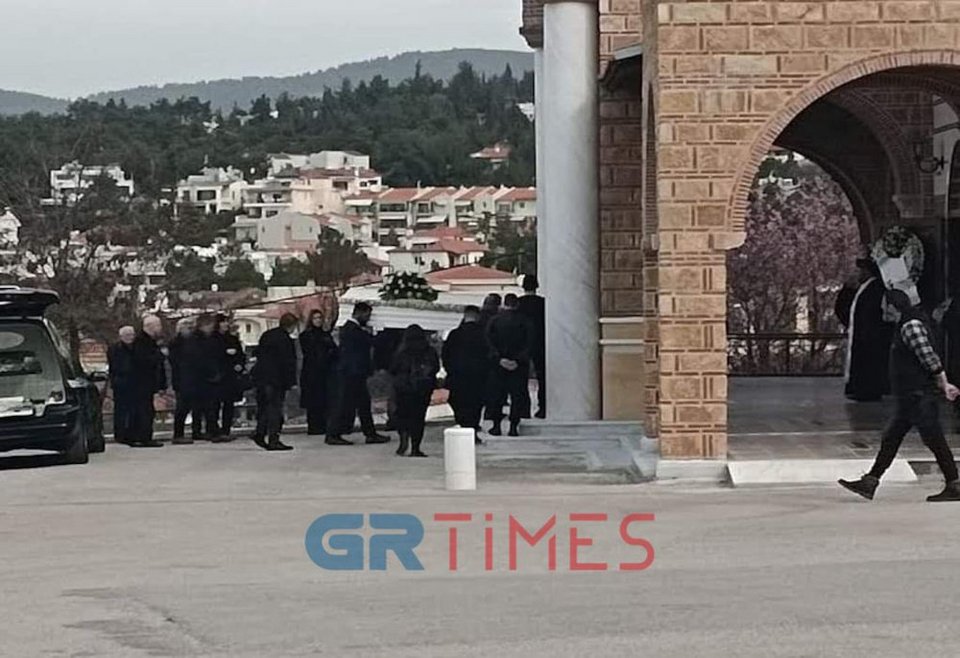 Ράγισαν καρδιές στην κηδεία της Φραντζέσκας Μπέζα, που έχασε τη ζωή της στα Τέμπη