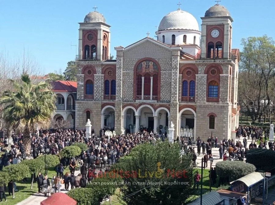 Θρήνος στην κηδεία του 20χρονου Τάσου στην Καρδίτσα