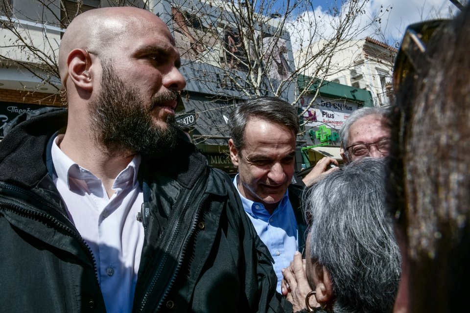 Ο πρωθυπουργός Κυριάκος Μητσοτάκης στο Μαρούσι, συνομιλεί με πολίτες