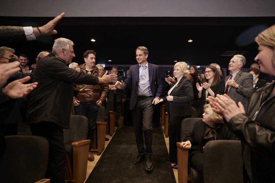 Πολίτες υποδέχονται τον Κυριάκο Μητσοτάκη στη συγκέντρωση της ΝΔ στη Λαμία / Φωτογραφία: ΓτΠ/Δημήτρης Παπαμήτσος