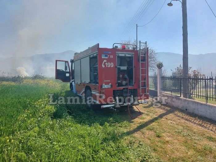 Φωτιά κοντά σε σπίτια