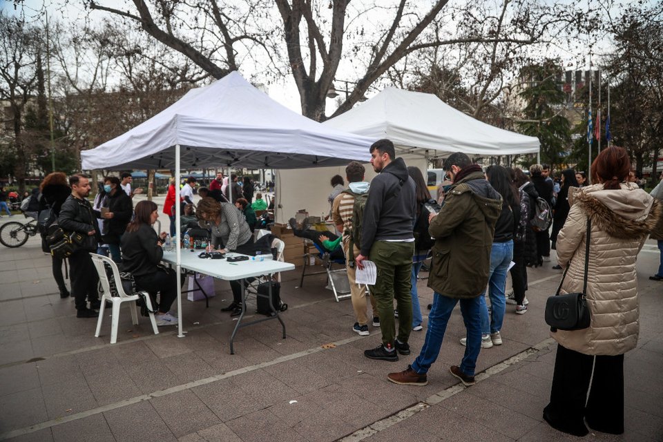 Αιμοδοσία στη Λάρισα για τους τραυματίες μετά τη σύγκρουση των τρένων στα Τέμπη / EUROKINISSI