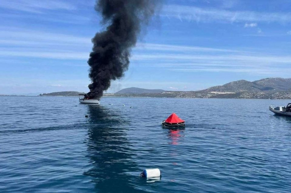 Φωτιά ξέσπασε σε σκάφος στη Νικιάνα της Λευκάδας / lefkadapress