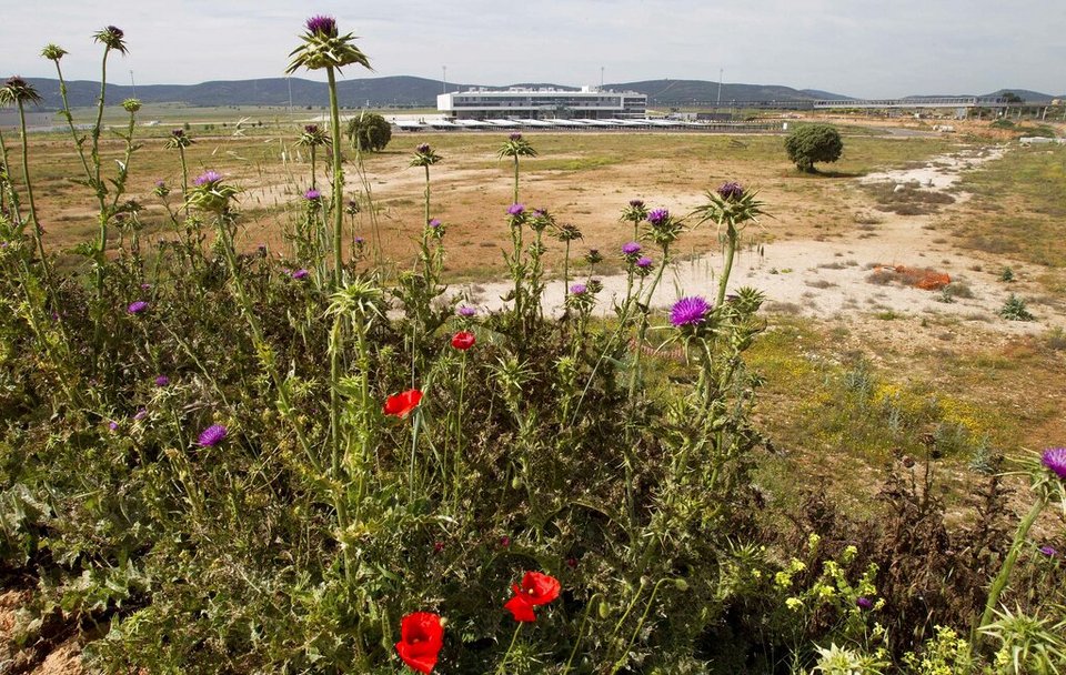 Τα λαμπερά κτίρια υψώνονται από την ξηρή κεντρική πεδιάδα της Ισπανίας. Αν πλησιάσετε πιο κοντά, το κεντρικό αεροδρόμιο της Σιουδάδ Ρεάλ έχει κάτι το απόκοσμο. Δεν υπάρχει σχεδόν κανένα αεροπλάνο στον ορίζοντα. Κανείς δεν είναι τριγύρω