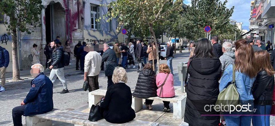 Πλήθος κόσμου έξω από τα Δικαστήρια Ηρακλείου την ώρα που βρίσκεται εκεί ο 66χρονος λυράρης / cretapost.gr
