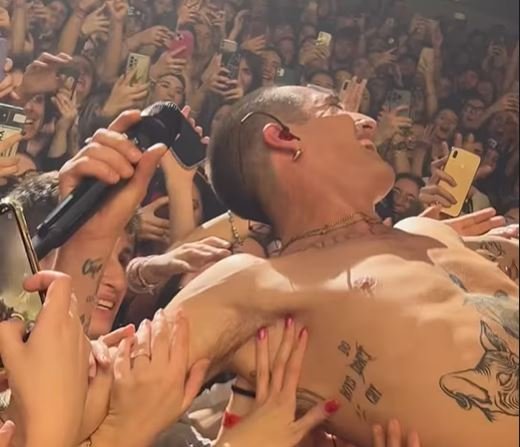O Νταμιάνο Νταβίντ των Maneskin κάνει stage diving / Instagram