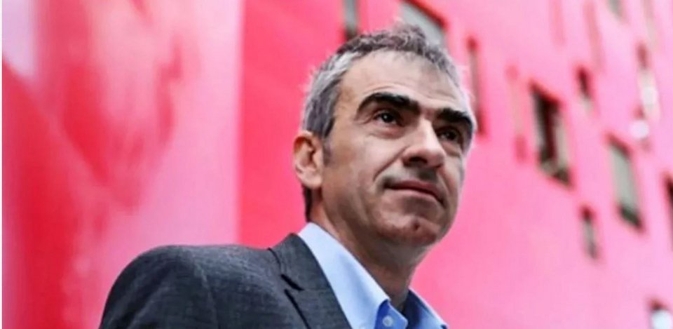 «Εκείνο που κανείς δεν γνωρίζει είναι ότι ακόμη ριγώ όταν σιγοτραγουδώ τον ύμνο της Διεθνούς, με τους γαλλικούς στίχους, κάποια μελαγχολικά βράδια που θυμάμαι τον πατέρα μου» γράφει ο Νίκος Μαραντζίδης στον πρόλογο του βιβλίου του.