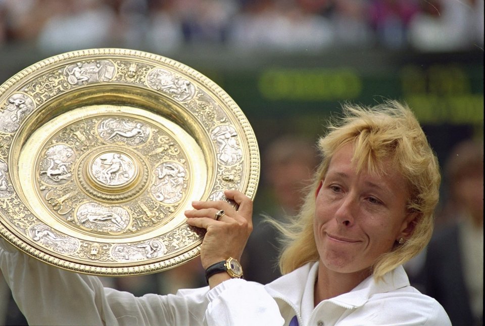 Η Μαρτίνα Ναβρατίλοβα το 1990 με το τρόπαιο του Wimbledon