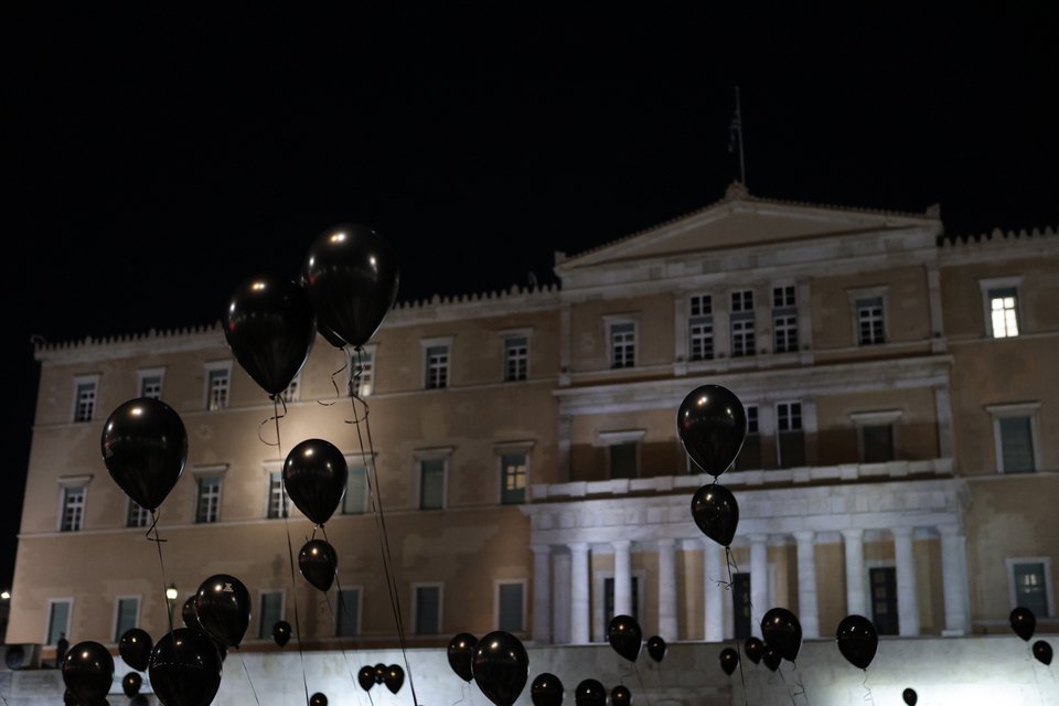 Μαύρα μπαλόνια στο Σύνταγμα ως ένδειξη πένθους για την τραγωδία / Φωτογραφία: Eurokinissi