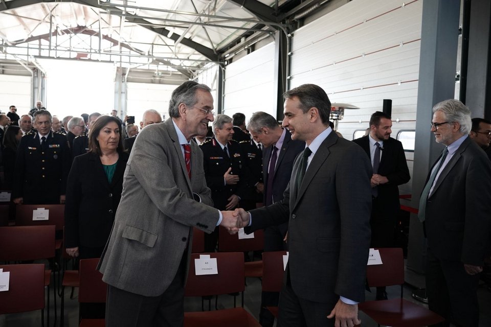 Θερμή χειραψία Σαμαρά-Μητσοτάκη στην εκδήλωση στη Νέα Μάκρη στα εγκαίνια του νέου Κέντρου Εκπαίδευσης Πυροσβεστικού Σώματος Ελλάδας – Ίδρυμα Σταύρος Νιάρχος