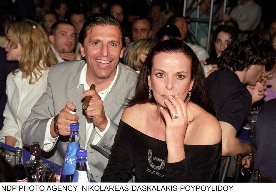 Γλέντι Ολυμπιακού για την κατάκτηση του πρωταθλήματος το 2000/Τάσος Μητρόπουλος-Έλενα Ναθαναήλ , φωτογραφία NDP