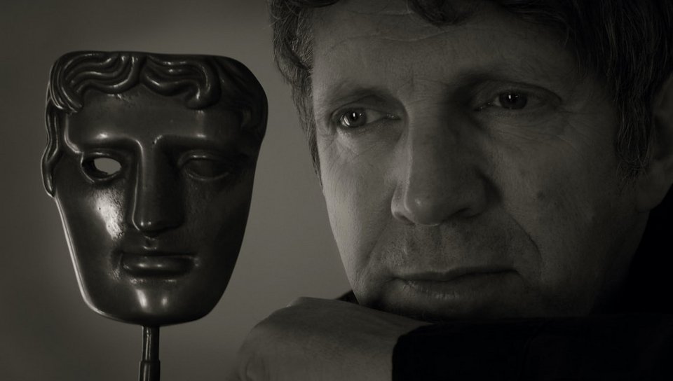 Ο Νιλ Μπιουκάναν με ένα εκ των δύο βραβείων BAFTA που έχει κερδίσει