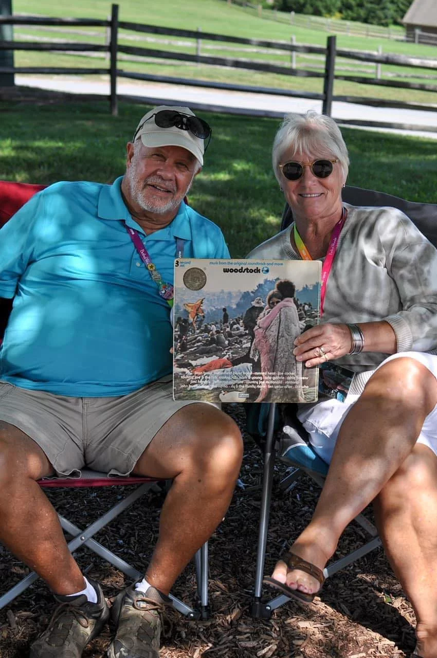 Το ζευγάρι κρατώντας το άλμπουμ που έχει ως εξώφυλλο τους ίδιους, αγκαλιασμένους στο Woodstock / Φωτογραφία: Bobbi Kelly Ercoline / Facebook