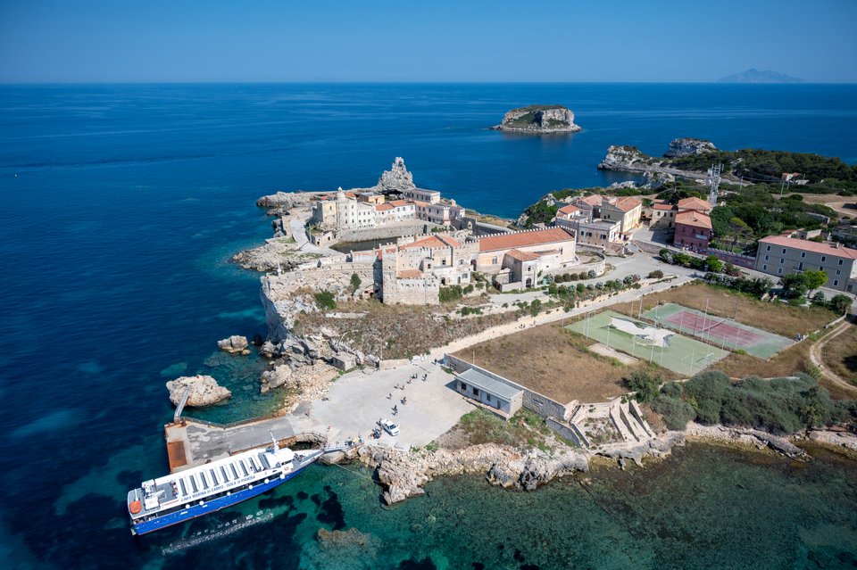 Το νησί Pianosa ήταν σωφρονιστική αποικία και φυλακή υψίστης ασφαλείας από το 1856 έως το 1998 και φιλοξενούσε έως και 350 κρατούμενους