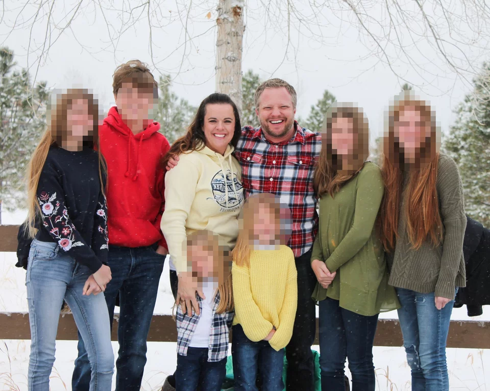 Ο οδοντίατρος και η σύζυγός του έχουν έξι παιδιά 