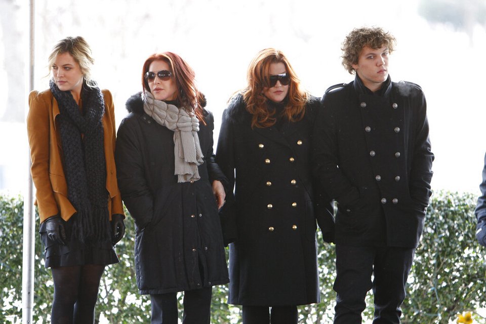 Η Priscilla Presley, δεύτερη από αριστερά, η κόρη της, Lisa Marie, δεύτερη από δεξιά, και τα παιδιά της Lisa Marie, Riley Keough και Benjamin Keough