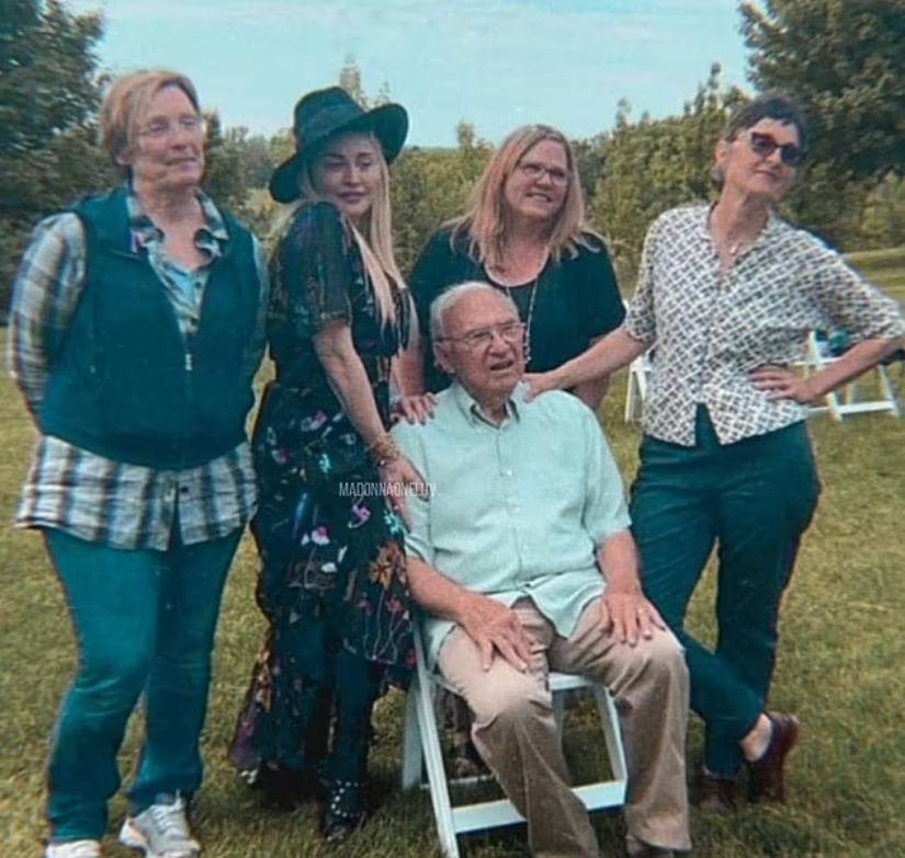 Μια σπάνια φωτογραφία της οικογένειας δείχνει (από αριστερά προς τα δεξιά) την Paula, τη Madonna, την Jennifer και τη Melanie με τον πατέρα τους Silvio Ciccone το 2021