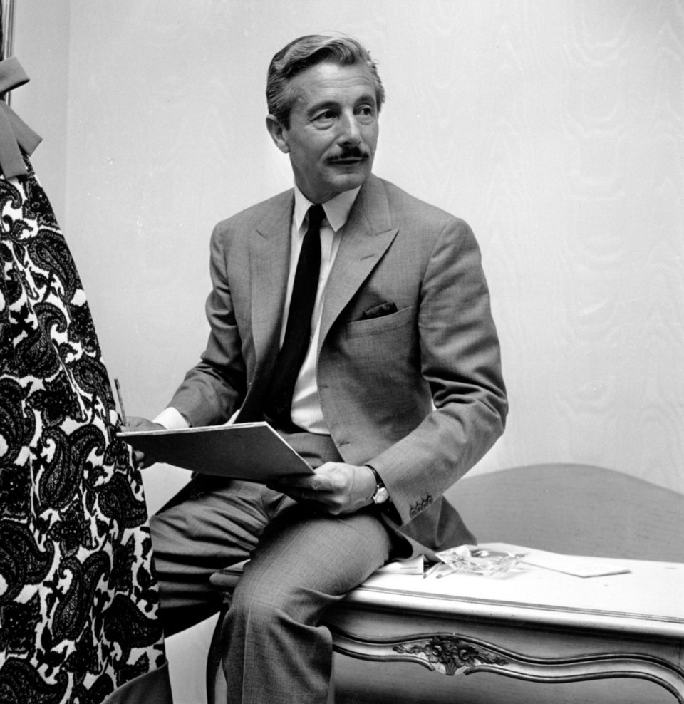 Φωτογραφία του σχεδιαστή μόδας Oleg Cassini στο γραφείο του στη Νέα Υόρκη στις 28 Ιουνίου 1961./Φωτογραφία: ΑΡ