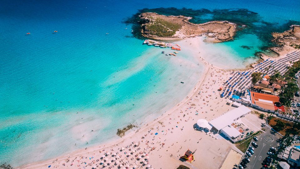 Αεροφωτογραφία της όμορφης παραλίας Νησί στην Αγία Νάπα