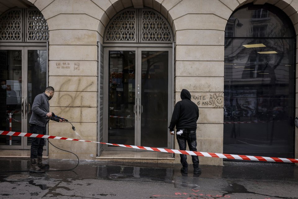 Υπάλληλοι του δήμου του Παρισιού καθαρίζουν τους τοίχους από τα γκράφιτι / Φωτογραφία: AP