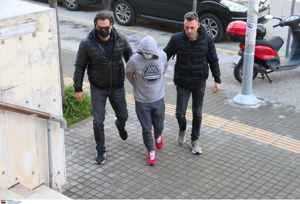 Ο 62χρονος κατά την μεταγωγή του στα δικαστήρια Θεσσαλονίκης