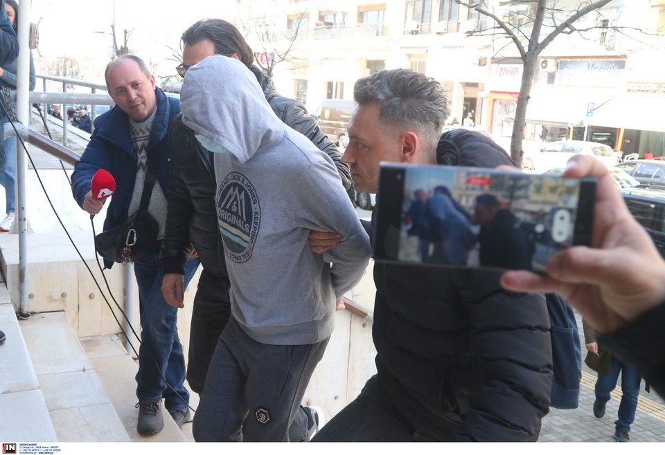 Ο 62χρονος κατά την μεταγωγή του στα δικαστήρια Θεσσαλονίκης