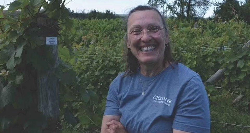 Η Paula Ciccone είναι η μικρότερη αδερφή της Madonna και εργάζεται ως οινοποιός στο Μίσιγκαν των Η.Π.Α.