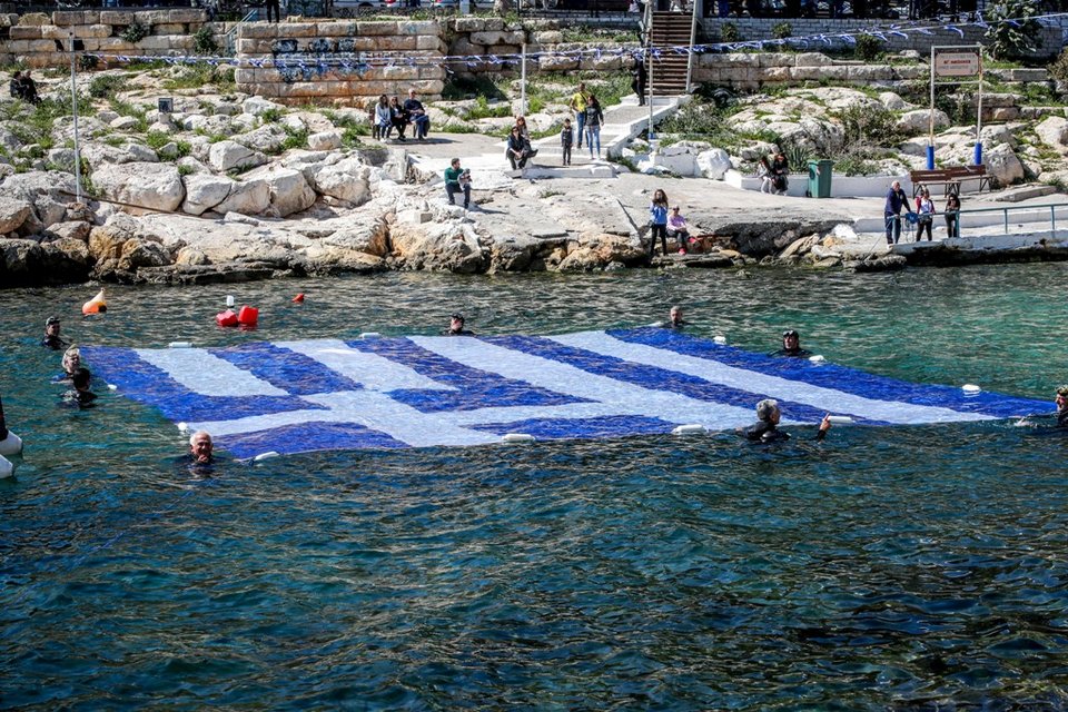 25η Μαρτίου: Η ελληνική σημαία κυμάτισε ξανά στα νερά της Πειραϊκής / Φωτογραφία: piraeuspress.gr