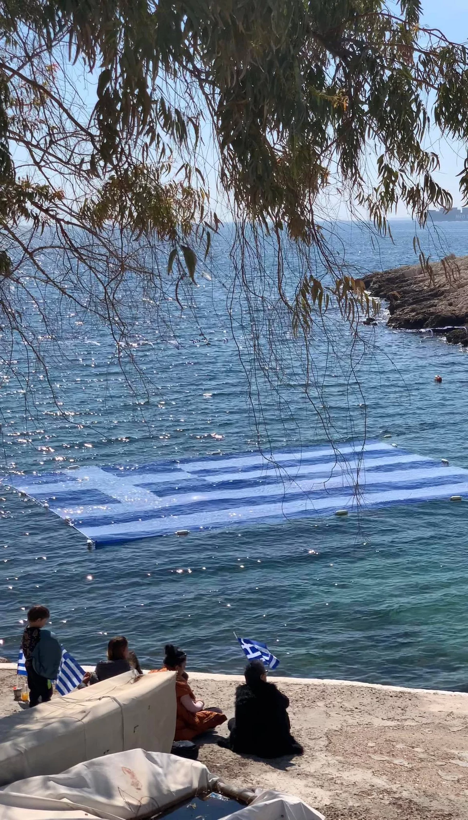 25η Μαρτίου: Η ελληνική σημαία κυμάτισε ξανά στα νερά της Πειραϊκής / Φωτογραφία: piraeuspress.gr