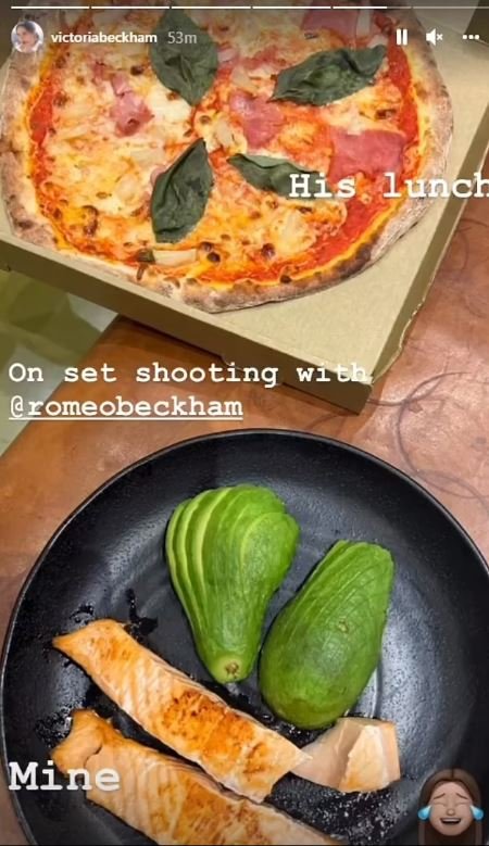Η Βικτόρια Μπέκαμ τρώει σολομό και αβοκάντο ενώ ο γιος της, Romeo, πίτσα