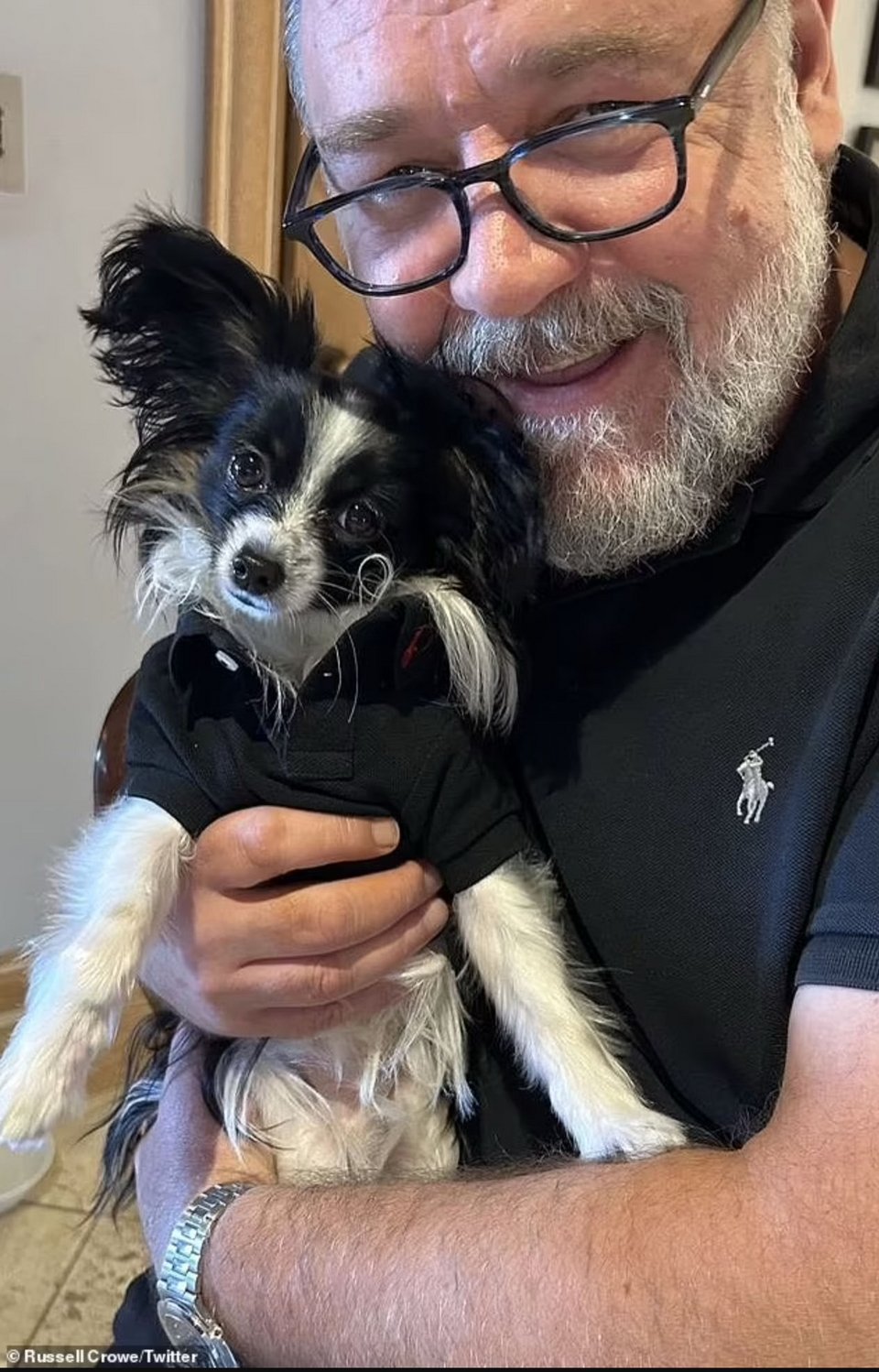 Ο Ράσελ Κρόου με τον σκύλο του