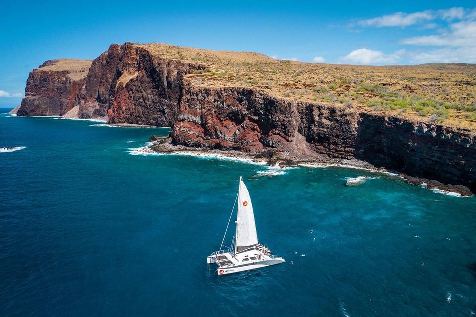 Σκάφος της Sail Maui κοντά στις ακτές του νησιού Λανάι