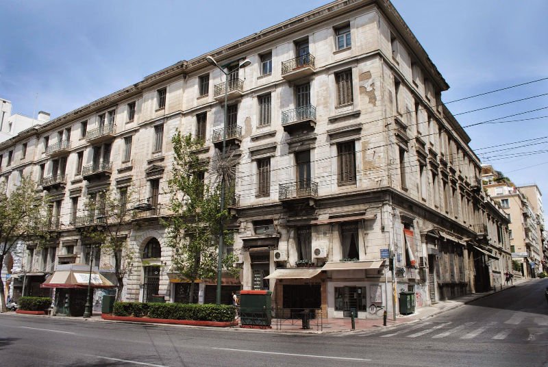 Το Μέγαρο Σλήμαν-Μελά όπου βρίσκεται και ο κινηματογράφος Ιντεάλ, επί της Πανεπιστημίου