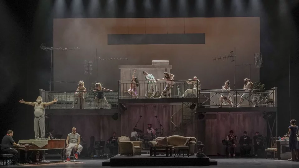 Η έναρξη της παράστασης. Ο Γιάννης Αναστασάκης πάνω στο πιάνο / Ανδρέας Σιμόπουλος