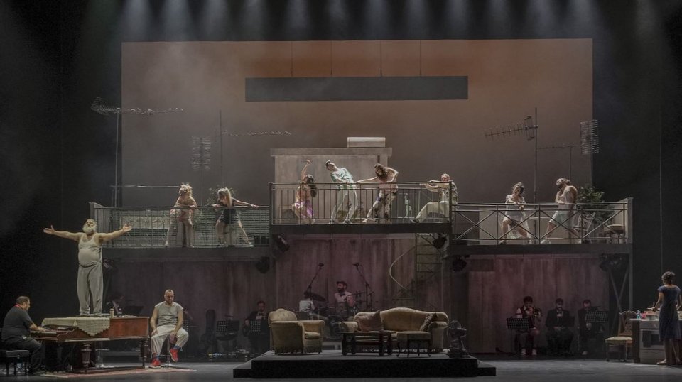 Η έναρξη της παράστασης. Ο Γιάννης Αναστασάκης πάνω στο πιάνο / Ανδρέας Σιμόπουλος