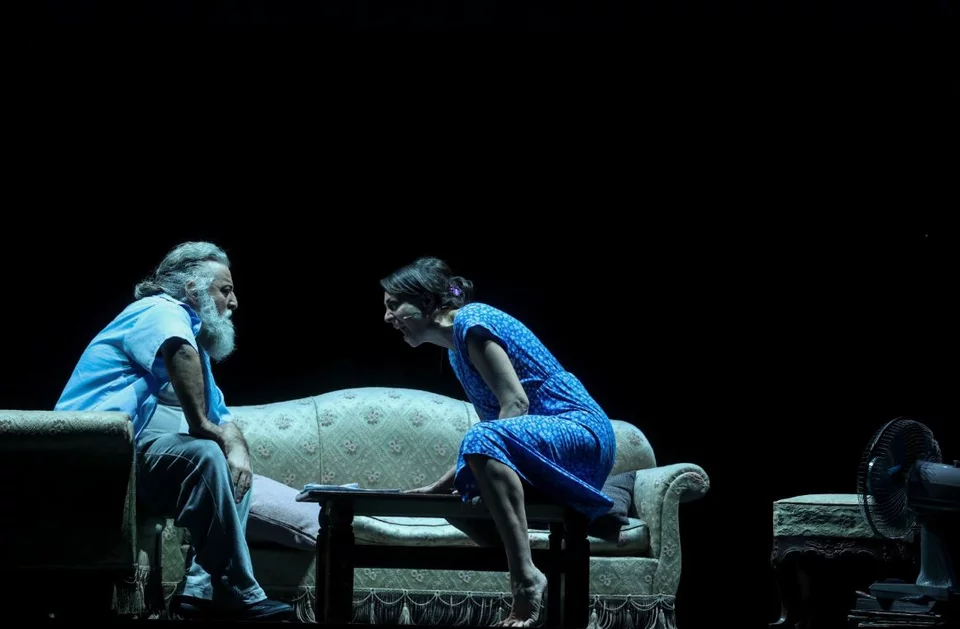 O Δημήτρης Αναστασάκης και η Αγορίτσα Οικονόμου, που λέει ότι της λείπει «το μεταξύ μας, μετά την παράσταση» / Πηνελόπη Γερασίμου