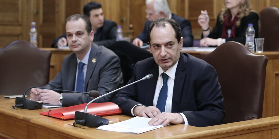 2017: Ο τότε υπουργός Μεταφορών/Υποδομών Χρήστος Σπίρτζης και ο τότε γ.γ. Μεταφορών (και κουμπάρος του υπουργού) Θάνος Βούρδας στην επιτροπή Εμπορίου της Βουλής / Φωτογραφία αρχείου: Intimenews/ΛΙΑΚΟΣ ΓΙΑΝΝΗΣ
