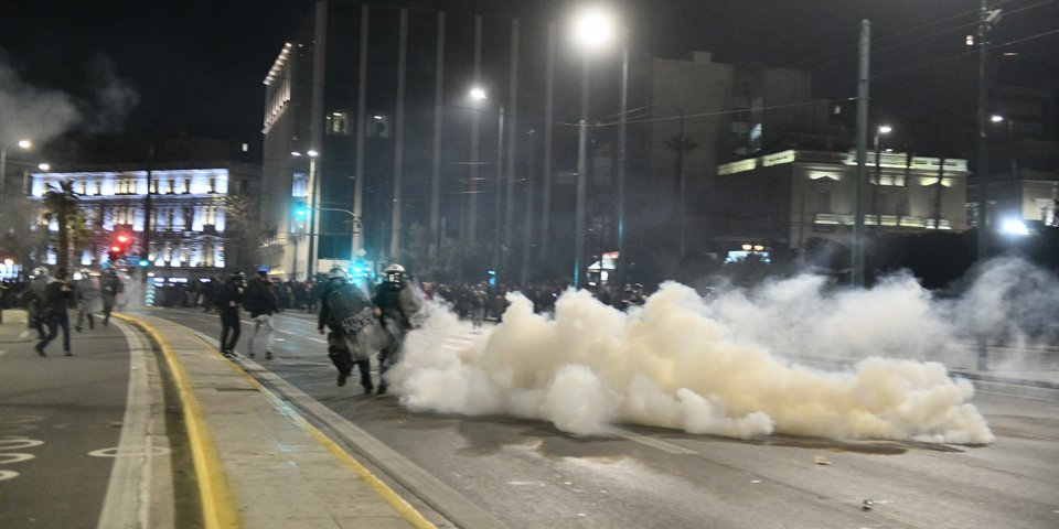 Επεισόδια στο Σύνταγμα / Φωτογραφία: ΤΑΤΙΑΝΑ ΜΠΟΛΑΡΗ/EUROKINISSI