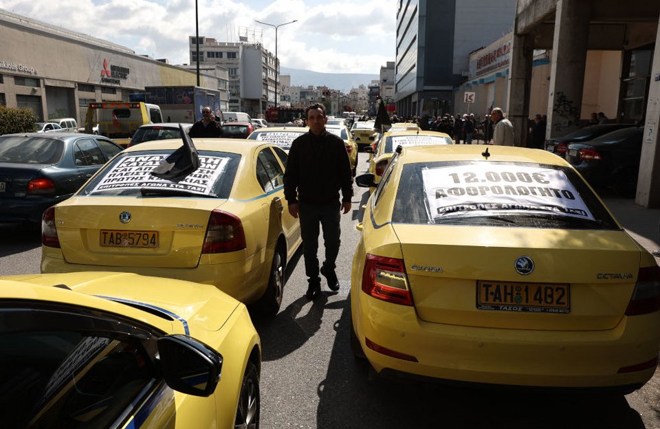 Aυτοκινητοπορεία οδηγών και ιδιοκτητών ταξί στην Αθήνα / INTIME