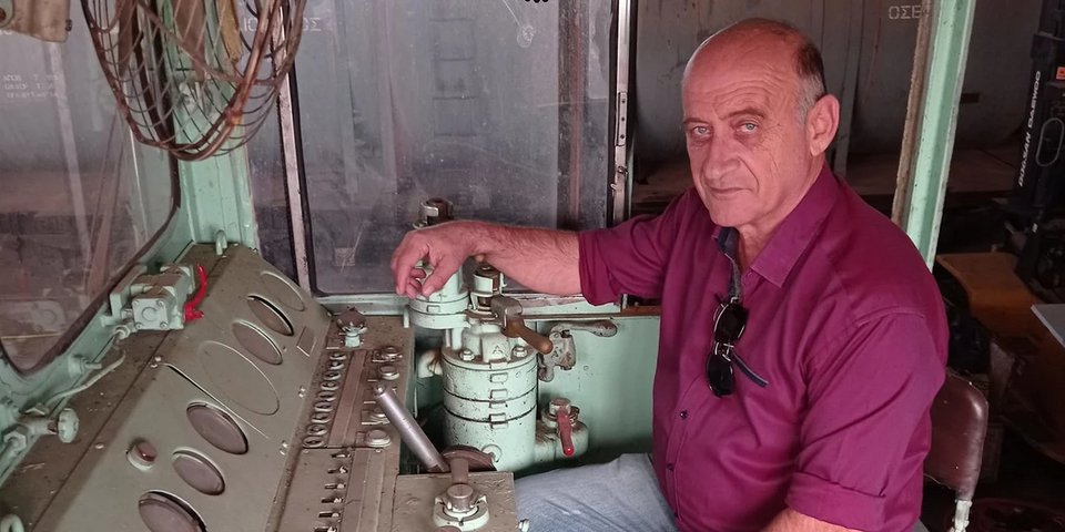 Ο μηχανοδηγός του τρένου Γιώργος Κουτσούμπας