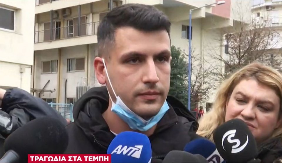 Ο μεγάλος γιος του πρώην αστυνομικού ξεσπά έξω από το Γενικό Νοσοκομείο Λάρισας